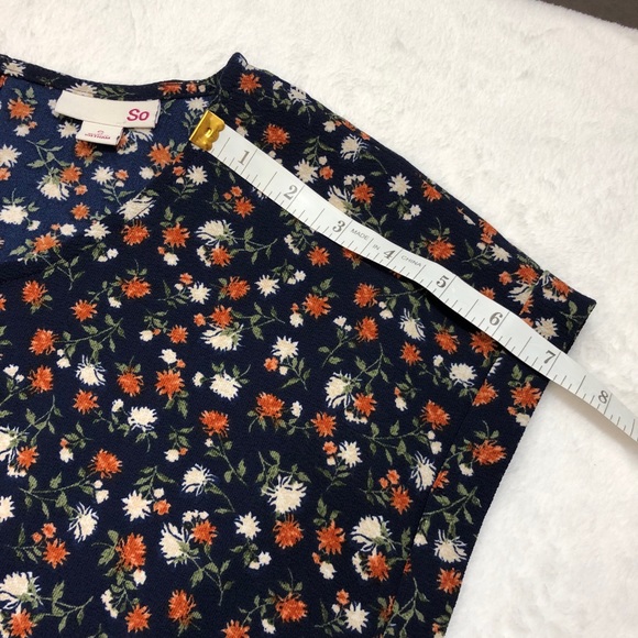 SO Scoopneck Twisted Front Keyhole Back Top in Navy Floral size Small - Picture 7 of 12